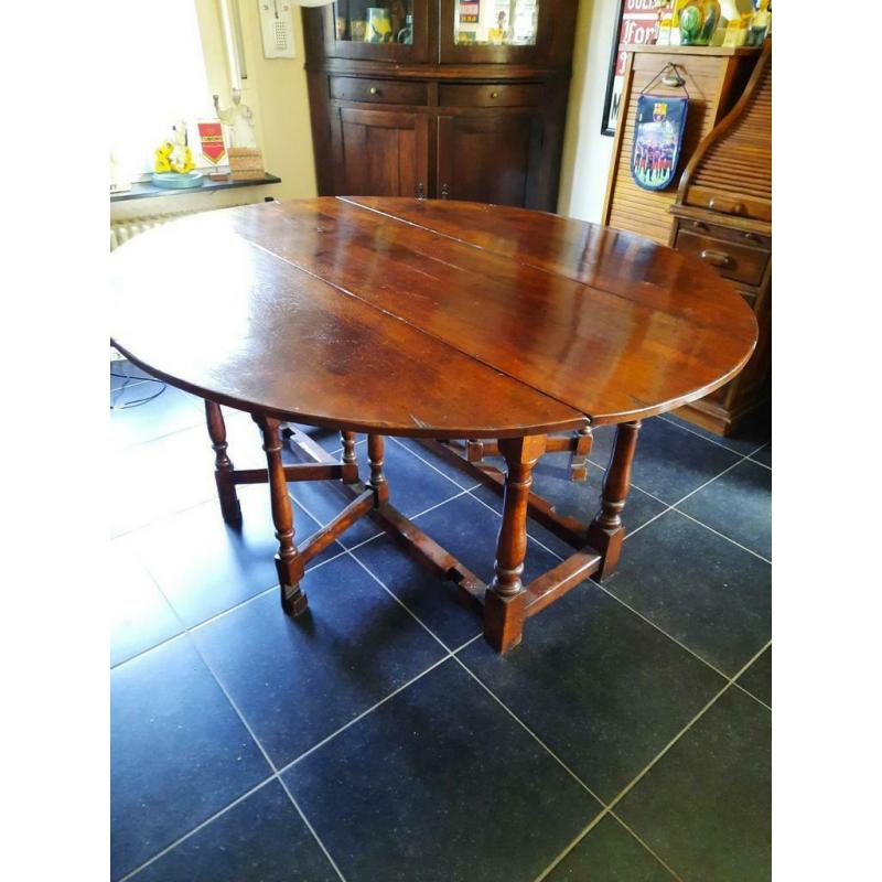 Antieke inklaptafel en 6 stoelen met gedraaide poten .