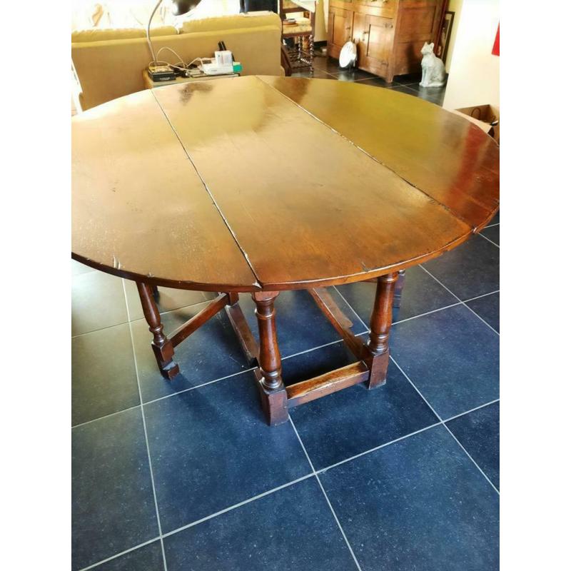 Antieke inklaptafel en 6 stoelen met gedraaide poten .