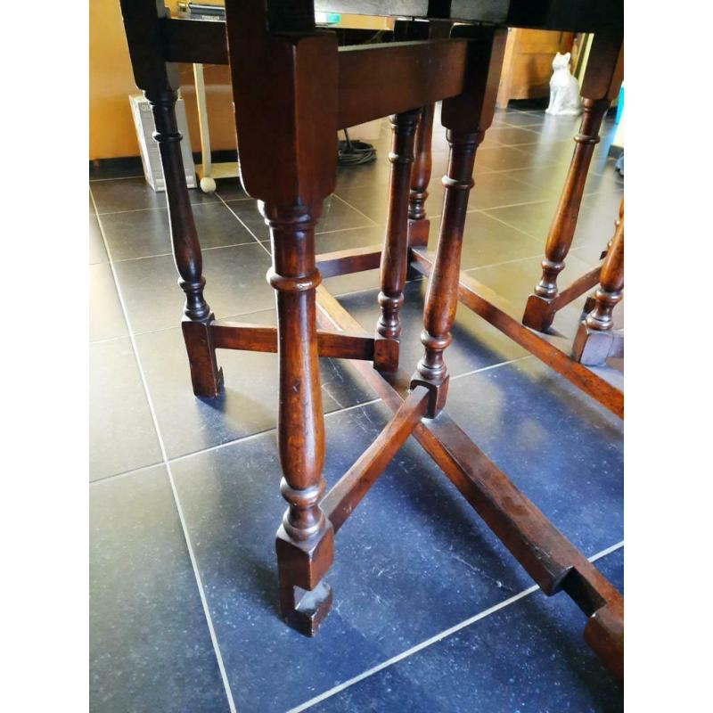 Antieke inklaptafel en 6 stoelen met gedraaide poten .