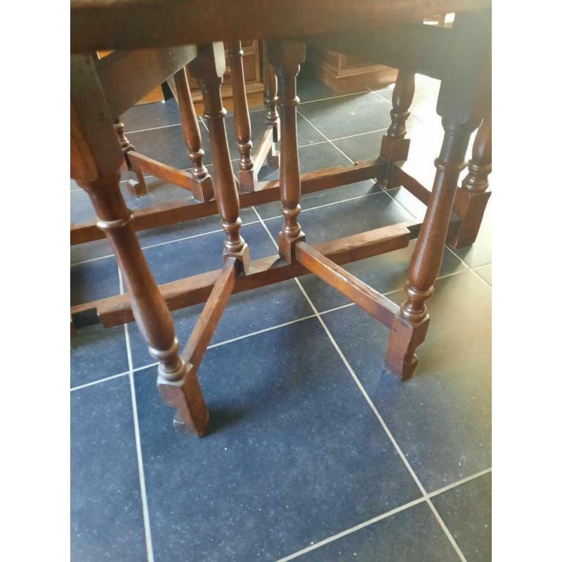 Antieke inklaptafel en 6 stoelen met gedraaide poten .