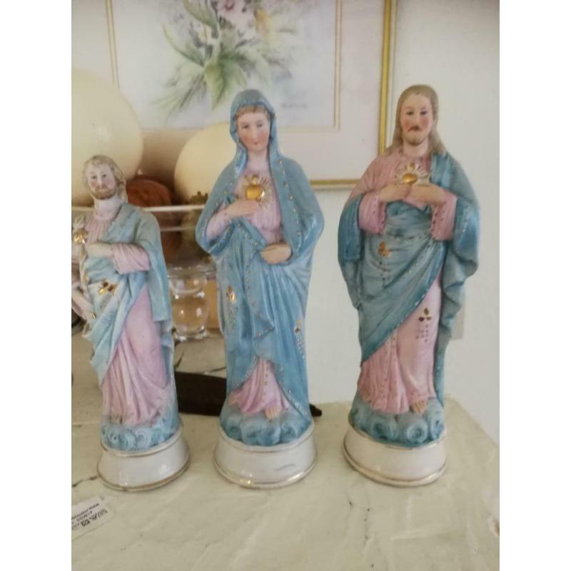 Mooie heiligbeelden in biscuit, 3 stuks.
