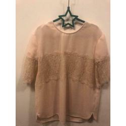 Lichtroze t-shirt met kant