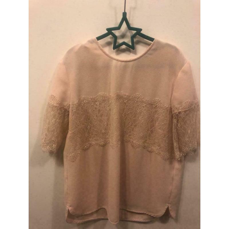Lichtroze t-shirt met kant