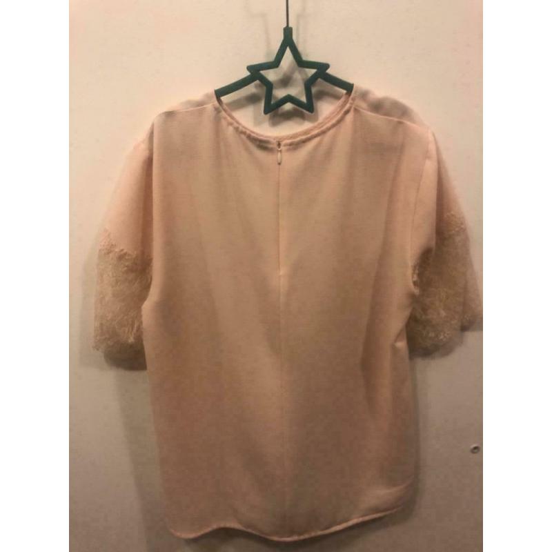 Lichtroze t-shirt met kant