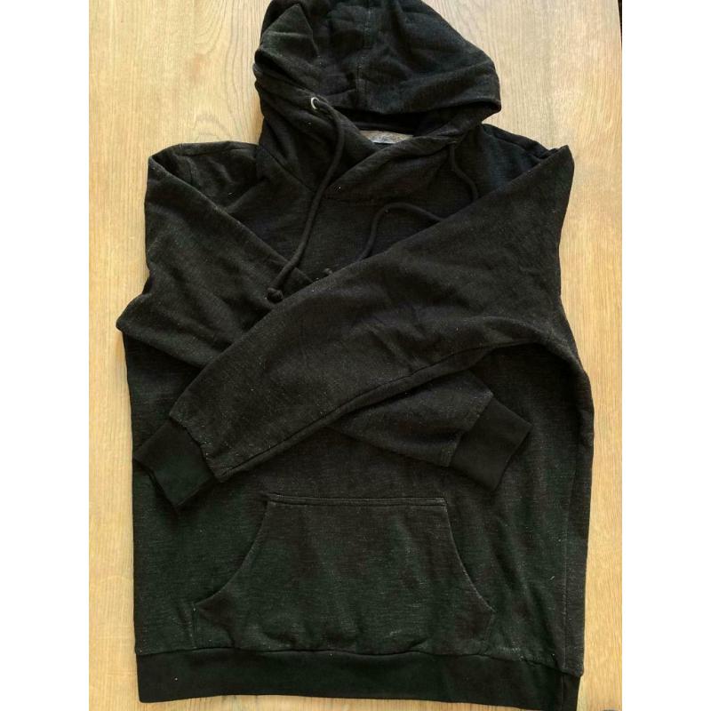 Pull Bershka noir avec capuche