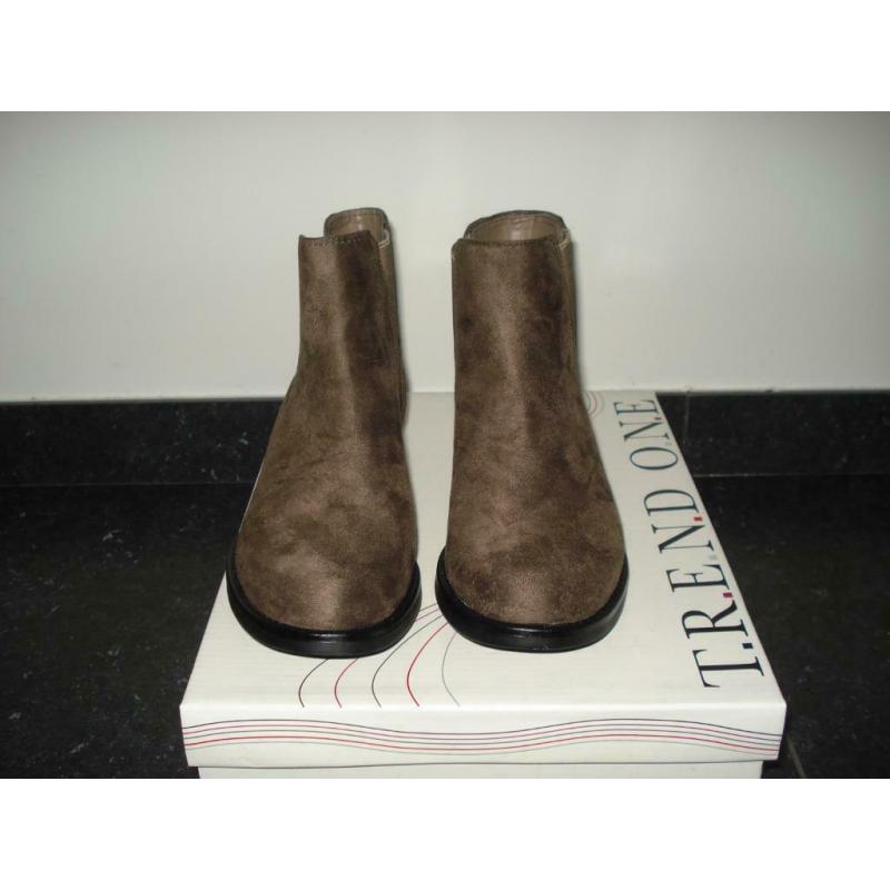Taupe enkel laarsje trend one. Maat 37. Nooit gedragen