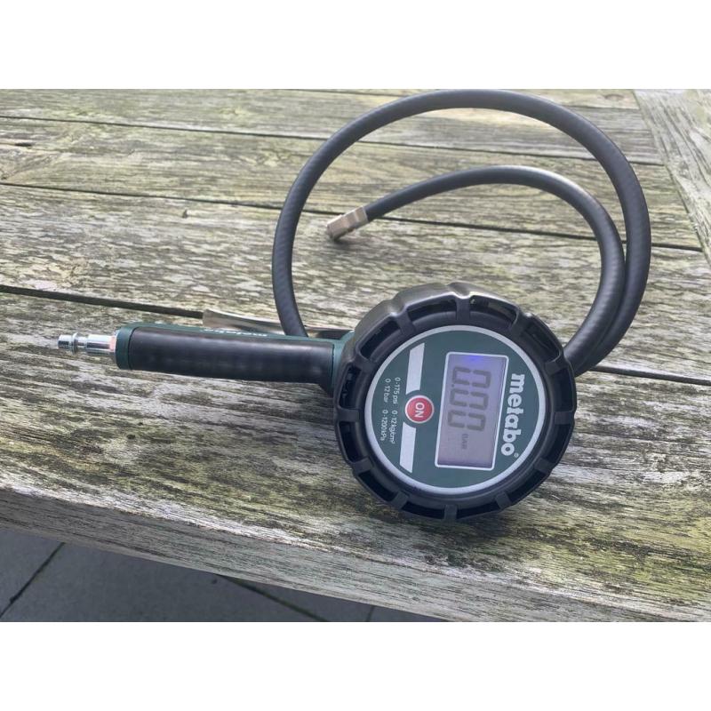 Perslucht Bandenpomp met Spanningsmeter
