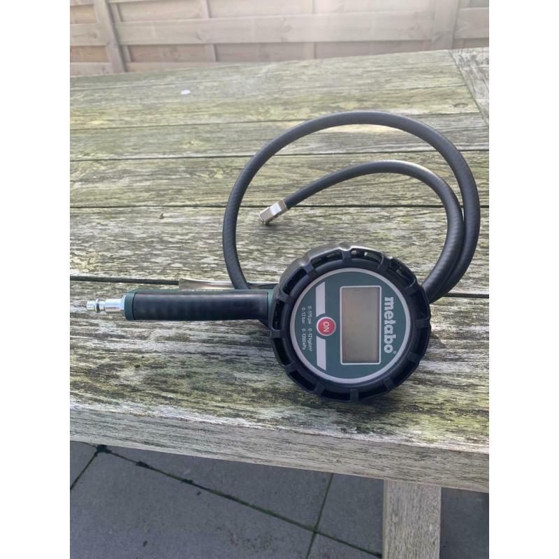 Perslucht Bandenpomp met Spanningsmeter