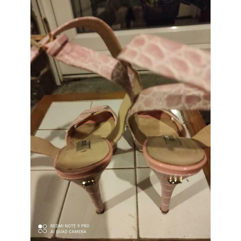 guess pumps